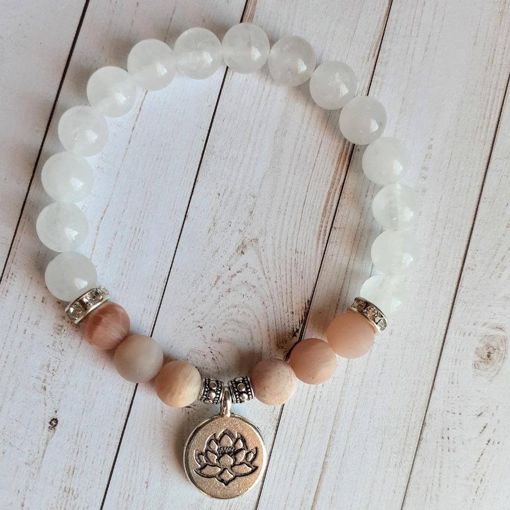 ๐ค3/$30๐ค Sunstone/ White Jade Bracelet - Picture 2 of 2